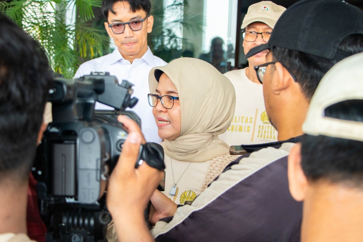 Sesditjen Kemdiktiristek, Aisyah Endah Palupi dorong mahasiswa berpartisipasi dalam program mobilitas akademik ke luar negeri. (Humas UNESA) - Image