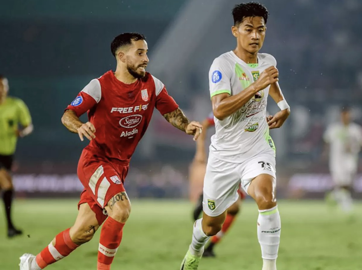 Persebaya Surabaya dengan jersey putih saat menghadapi Persis Solo dan alami kekalahan. (Dok. Persebaya) - Image