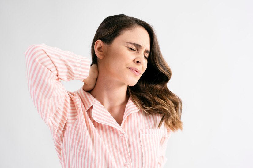 Seorang wanita menderita leher kaku (gpointstudio/freepik) - Image