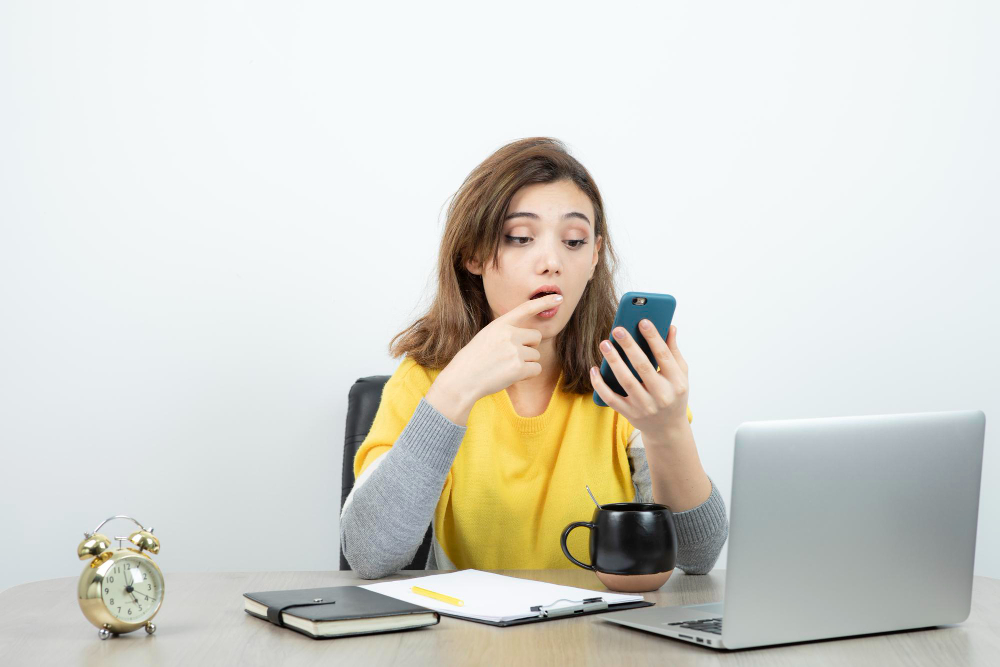 Perilaku orang sedang FOMO menurut psikologi - Image