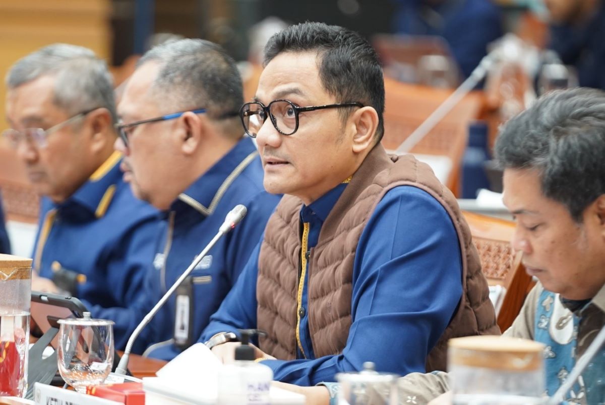 Kepala Badan Pengelola Keuangan Haji (BPKH) Fadlul Imansyah (dua dari kanan) di gedung DPR Senayan, Jakarta. (Humas BPKH) - Image