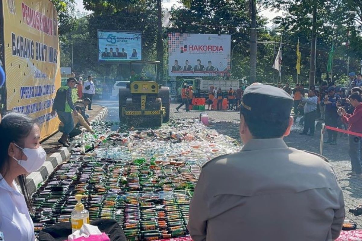 Pemusnahan barang bukti berupa botol miras di Cibinong, Kabupaten Bogor. (M Fikri Setiawan/Antara) - Image