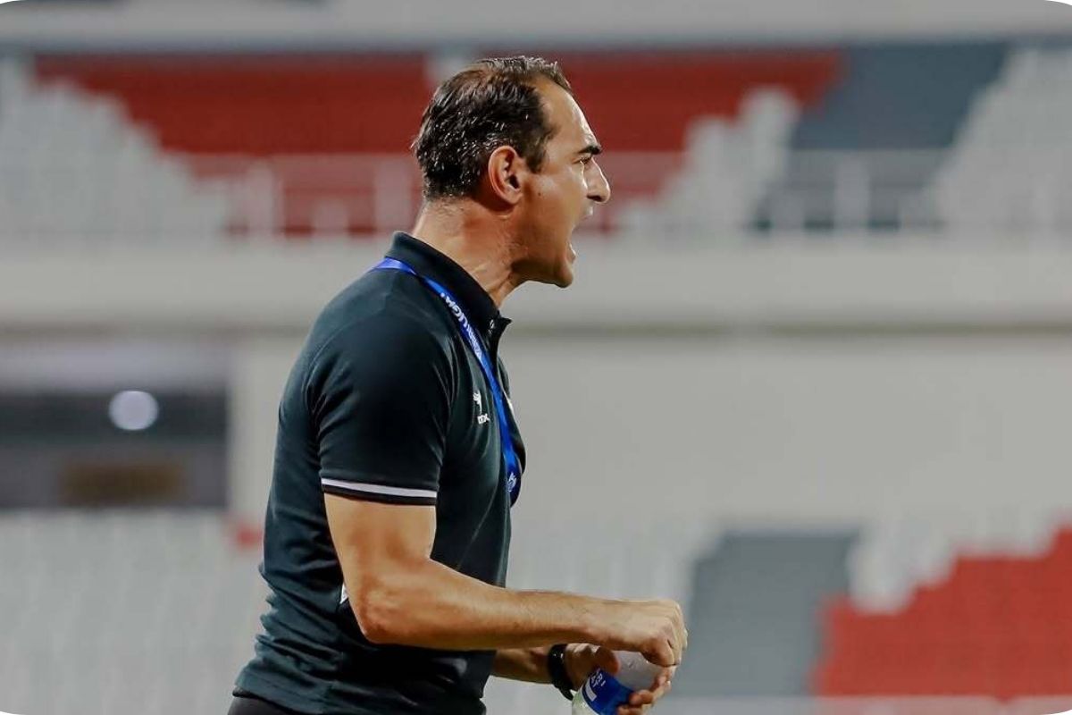 Pelatih PSIS Semarang Gilbert Agius saat memberikan instruksi dari pinggir lapangan. (Instagram/psisofficial) - Image