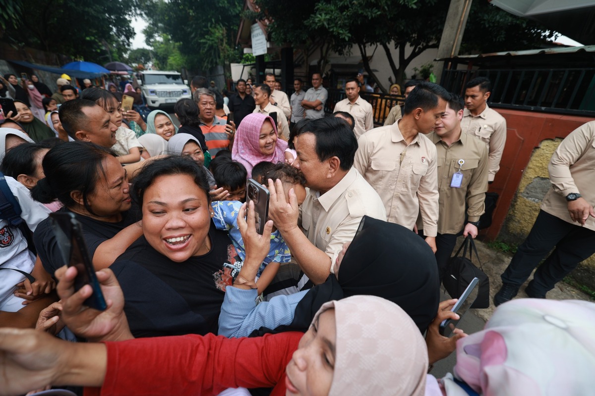 Presiden Prabowo Subianto kembali melakukan inspeksi mendadak (sidak) program makan bergizi gratis (MBG) di SDN 1 dan SDN 2 Kedung Jaya 2, Bogor, Jawa Barat, Senin (10/2) pagi. (Ridwan/Jawapos.com) - Image