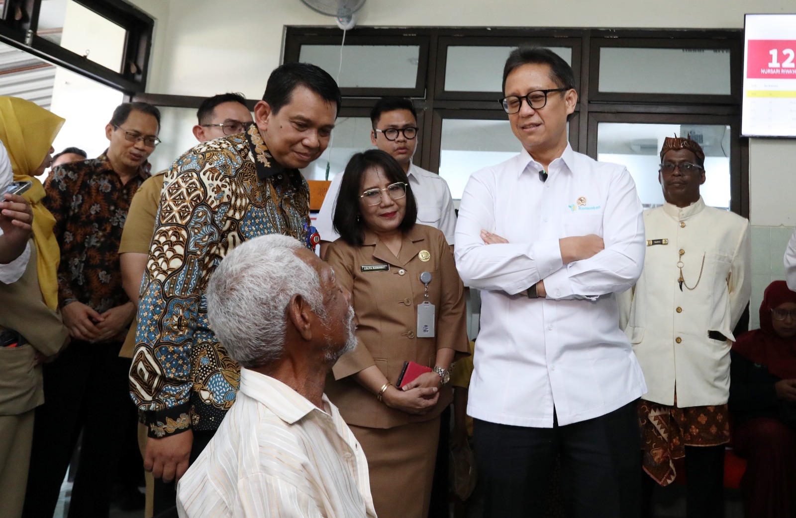 Menkes Budi Gunadi Sadikin saat meninjau langsung program cek kesehatan gratis (CKG) perdana di Puskesmas Manukan Kulon, Tandes, Surabaya, Senin (10/2). (Puguh Sujiatmiko / Jawa Pos) - Image