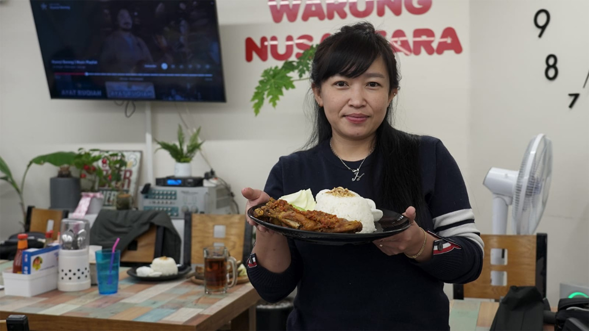 Indria Dhanualve atau yang akrab disapa Cika dengan masakan Warung Nusantara di Kota Ansan, Korea Selatan.(Istimewa) - Image