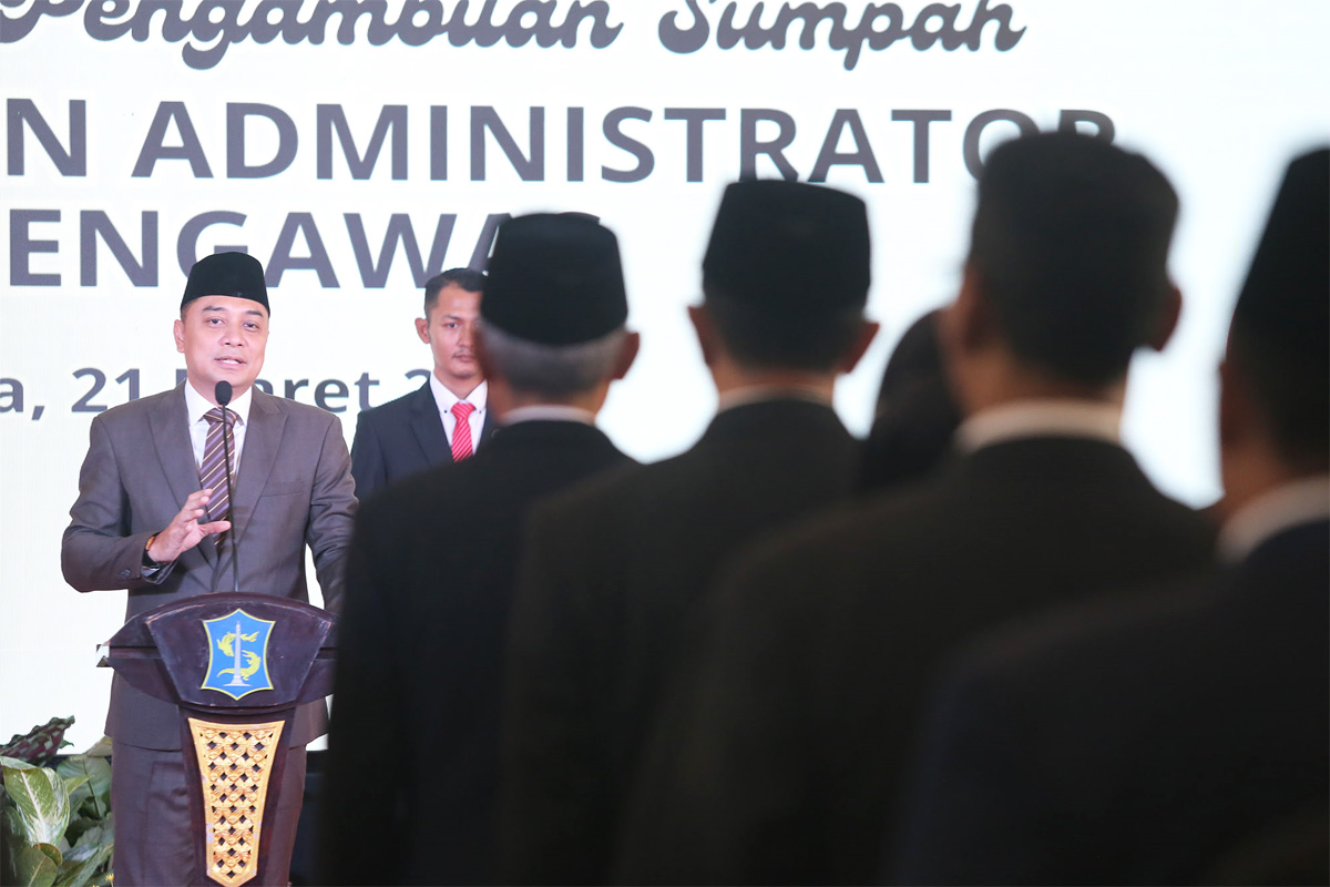 Wali Kota Surabaya, Eri Cahyadi saat melantik pejabat di lingkungan Pemkot Surabaya. (Istimewa) - Image