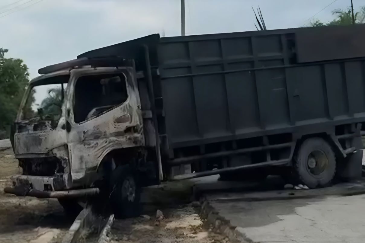 Truk hangus dibakar bos sawit berinisial RBP alias Uban Panjaitan, Kamis (6/2). (Istimewa) - Image