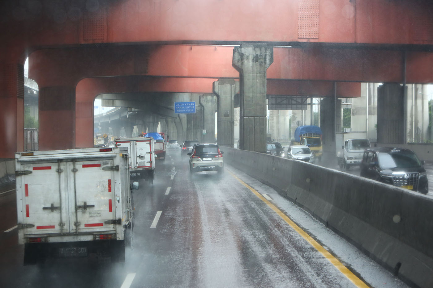 Kendaraan Truk dan mobil pribadi melintas di jalan Tol Cikampek, Senin (10/2/2025). (Muhamad Ali/Jawa Pos) - Image