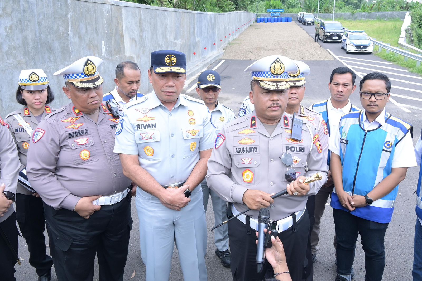 Direktur Utama PT Jasa Raharja Rivan A. Purwantono dan Kakorlantas POLRI Brigjen Pol Agus Suryonugroho melaksanakan survei di Tol Cipularang. (Istimewa) - Image