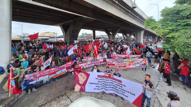 Sebanyak 600 sopir truk yang tergabung dalam Keluarga Besar Sopir Indonesia (KB-SI) menggelar aksi unjuk rasa di depan New Priok Container Terminal One (NPCT1), Jalan Terminal Kalibaru Raya, Cilincing - Image