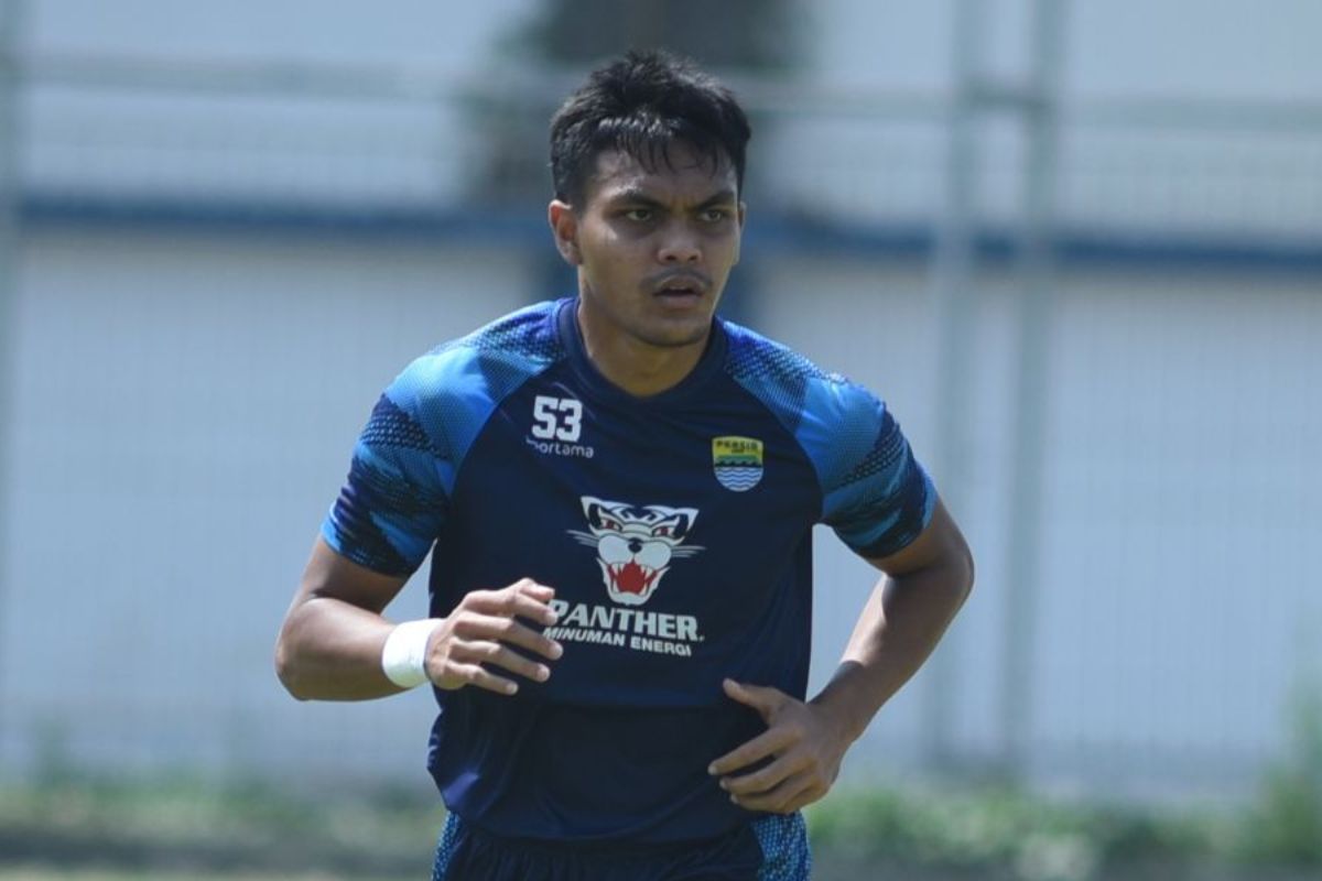 Rachmat Irianto bisa jadi salah satu opsi gelandang Persebaya Surabaya gantikan Gilson Costa musim depan. (Media Persib) - Image