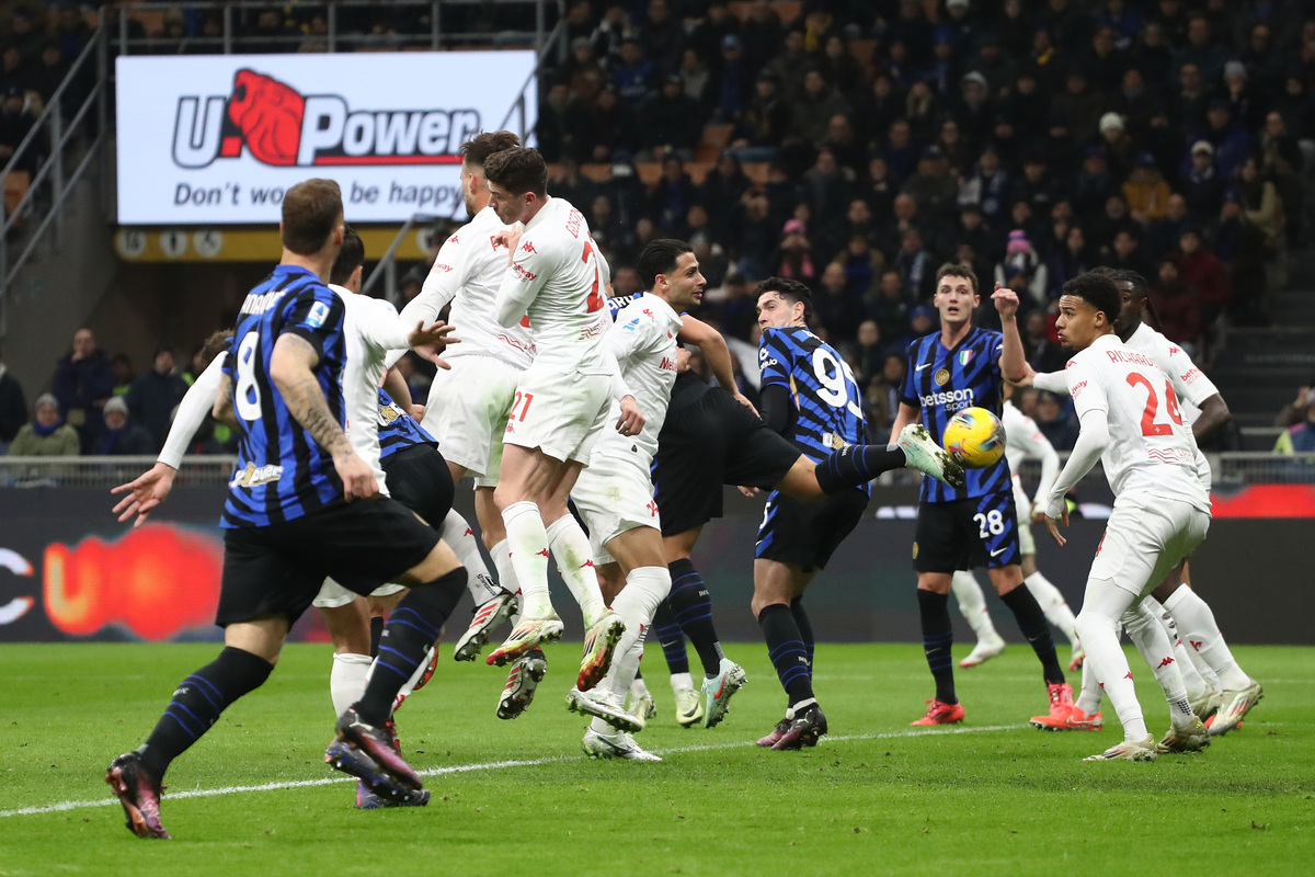 Laga Inter Milan vs Fiorentina diwarnai gol kontroversial. (Football Italia) - Image