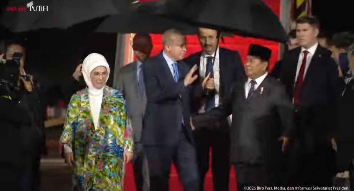 Presiden Prabowo Subianto menyambut secara langsung kedatangan Presiden Turki Recep Tayyip Erdogan di Pangkalan TNI AU Halim Perdanakusuma, Jakarta, Selasa (11/2). (IST) - Image