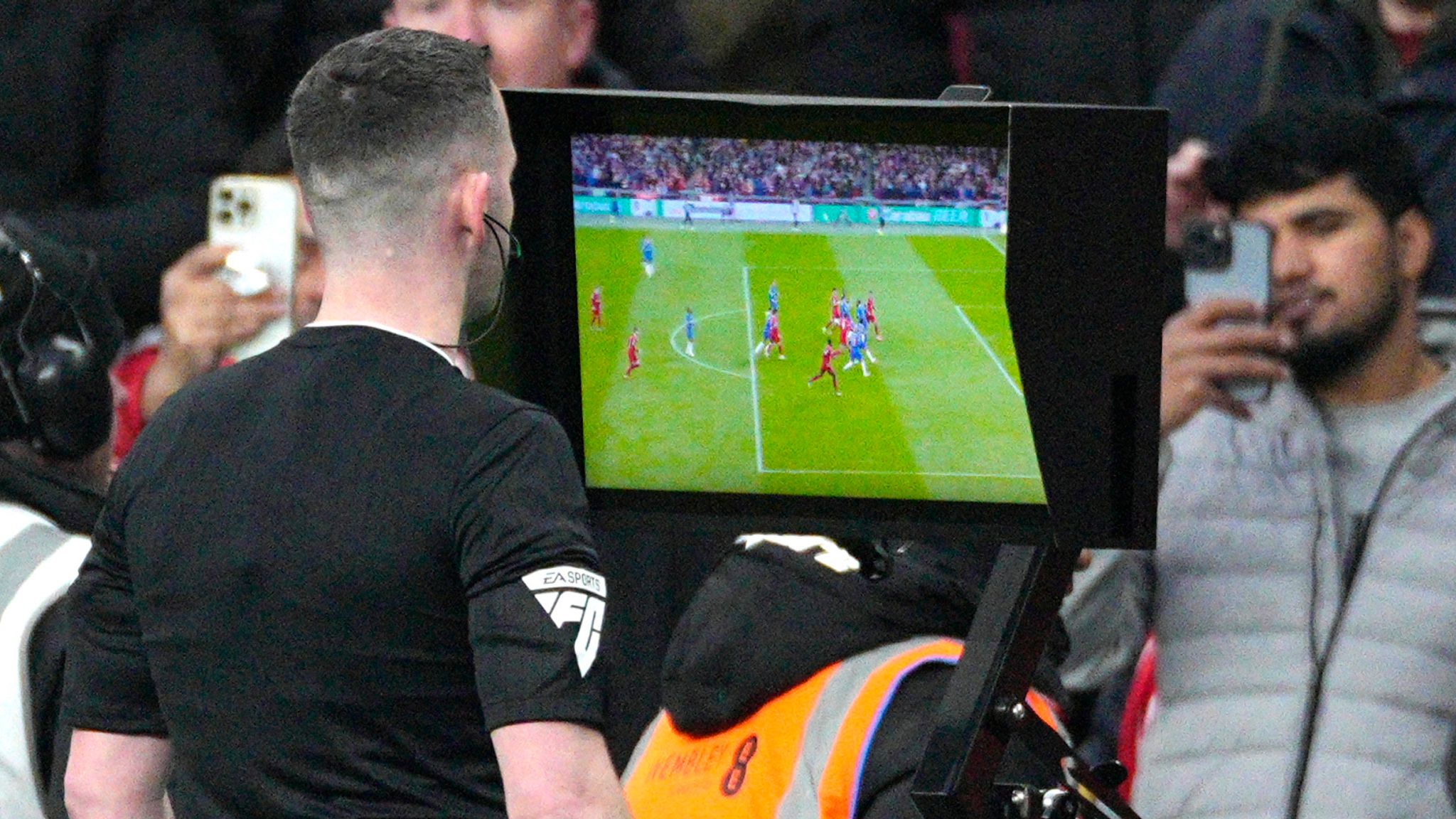 Wasit melihat layar VAR. (Skysports) - Image