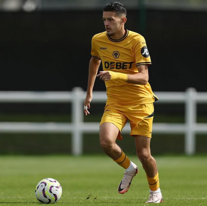 Justin Hubner terlihat berlatih bersama skuad utama Wolves. (@justinhubner5) - Image