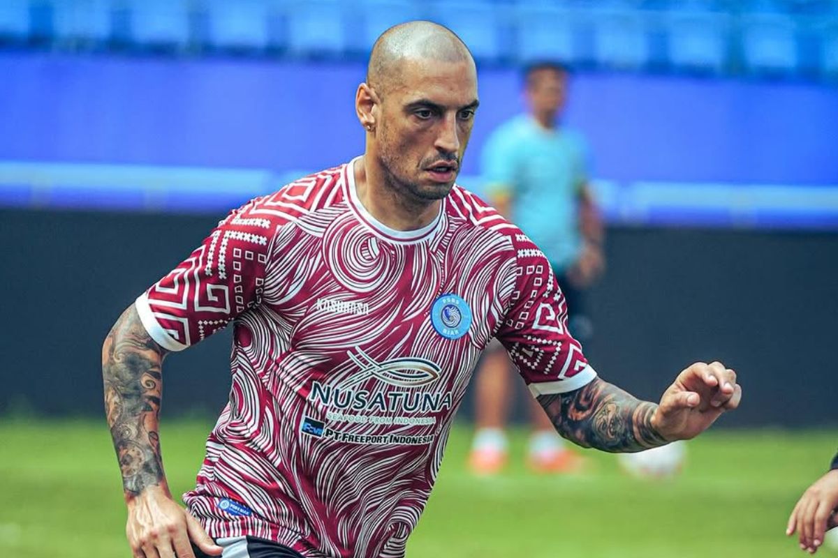 Bomber PSBS Biak Ariel Nahuelpán siap obrak-abrik pertahanan Persebaya Surabaya di Stadion Gelora Bung Tomo. (Media PSBS) - Image