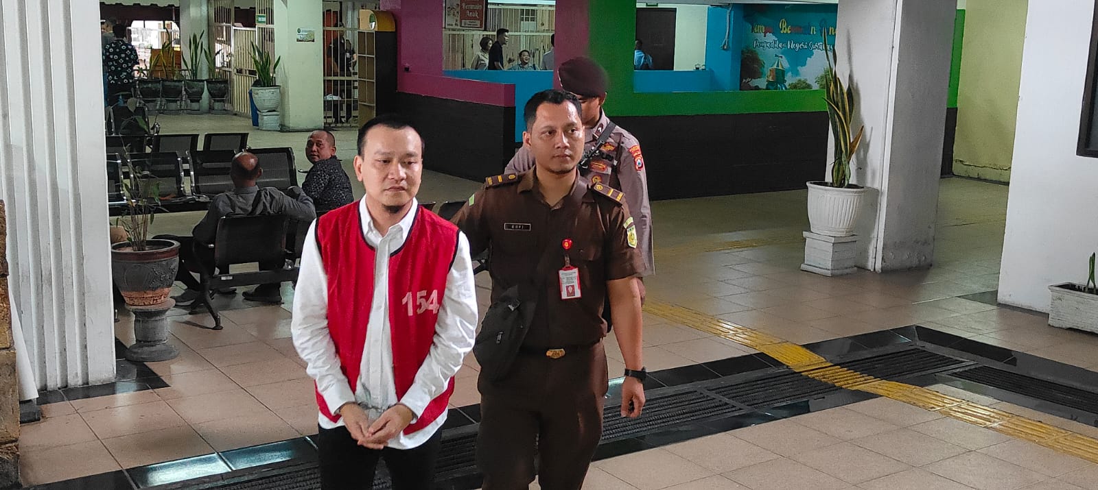 Ivan Sugiamto saat berjalan menuju ruang sidang di Pengadilan Negeri Surabaya, Rabu (12/2). (Istimewa) - Image