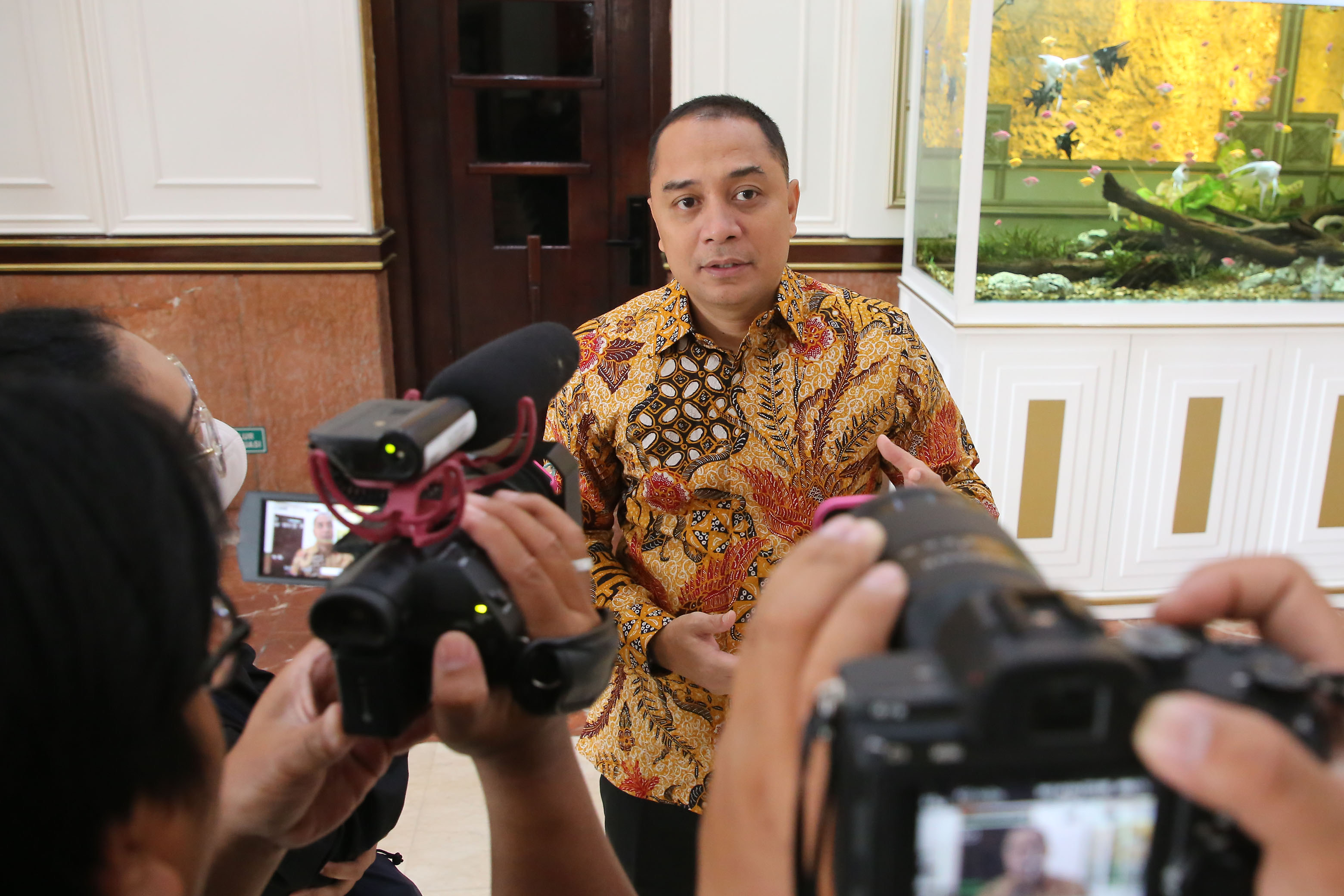 Wali Kota Surabaya menginstruksikan jajarannya untuk memberantas praktik perjudian dan miras ilegal. (Humas Pemkot Surabaya) - Image