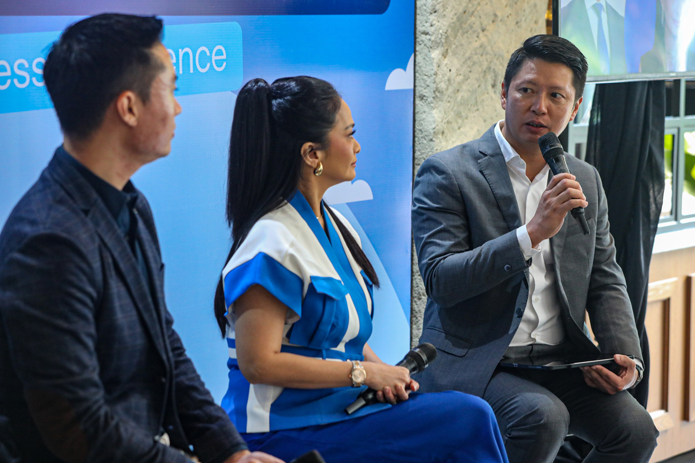 Presiden Direktur PT Zurich Topas Life (Zurich Life) Richard Ferryanto (kanan), Selebritis Ersa Mayo