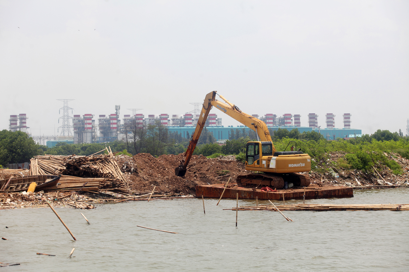 Tumpukan bambu yang di jadikan pagar laut usai di bongkar Kawasan pesisir laut Tarumajaya, Kabupaten Bekasi, Jawa Barat, Rabu (12/2/2025). (Dery Ridwansah/ JawaPos.com) - Image