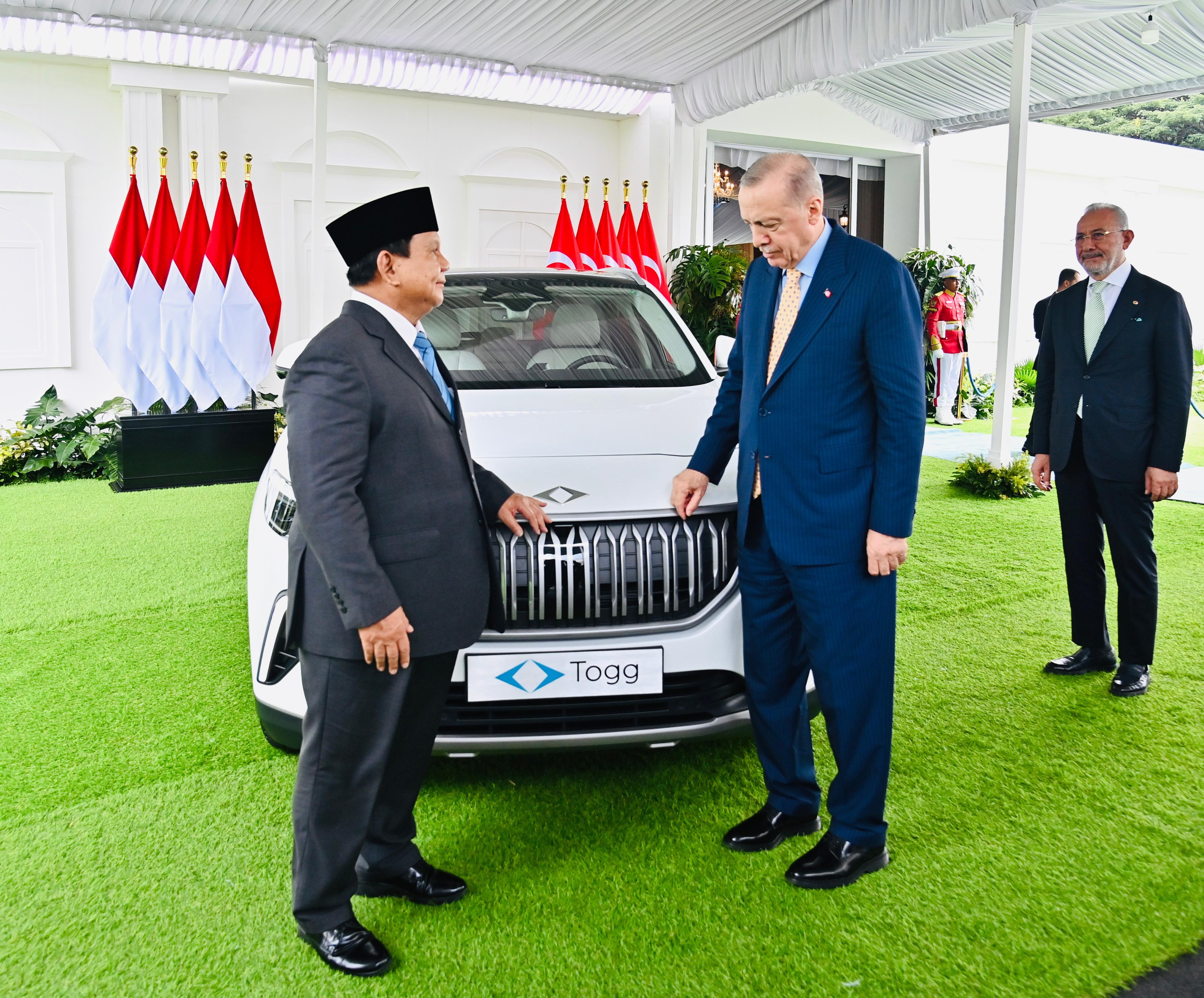 Presiden Turki Recep Tayyip Erdogan hadiahi Presiden Prabowo mobil listrik Togg T10X di Istana Kepresidenan Bogor, Jawa Barat, Rabu (12/2). (Istimewa). - Image