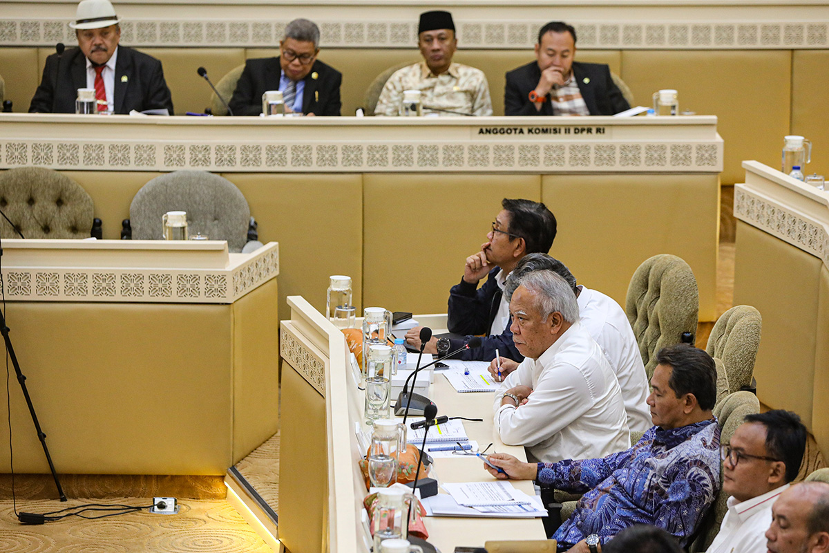 Kepala Otorita Ibu Kota Nusantara (OIKN) Basuki Hadimuljono (tengah) mengikuti Rapat Dengar Pendapat (RDP) dengan Komisi II DPR di Kompleks Parlemen, Senayan, Jakarta, Rabu (12/2/2025). Rapat tersebut membahas anggaran sesuai Instruksi Presiden Nomor 1 Ta - Image