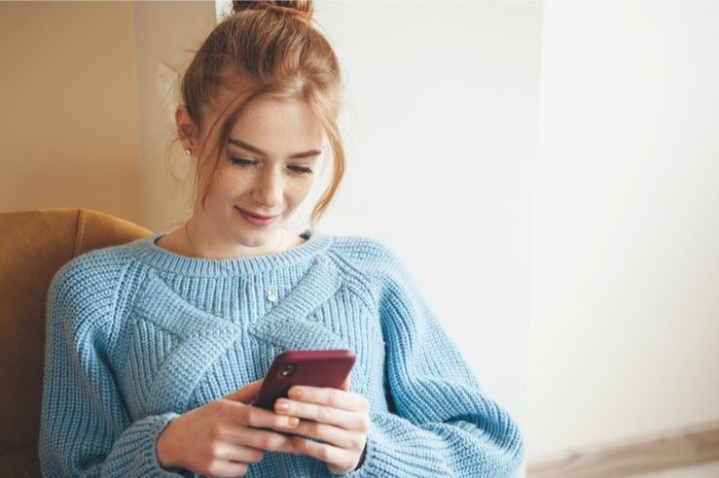 Ilustrasi orang yang lebih suka chatting daripada teleponan - Image