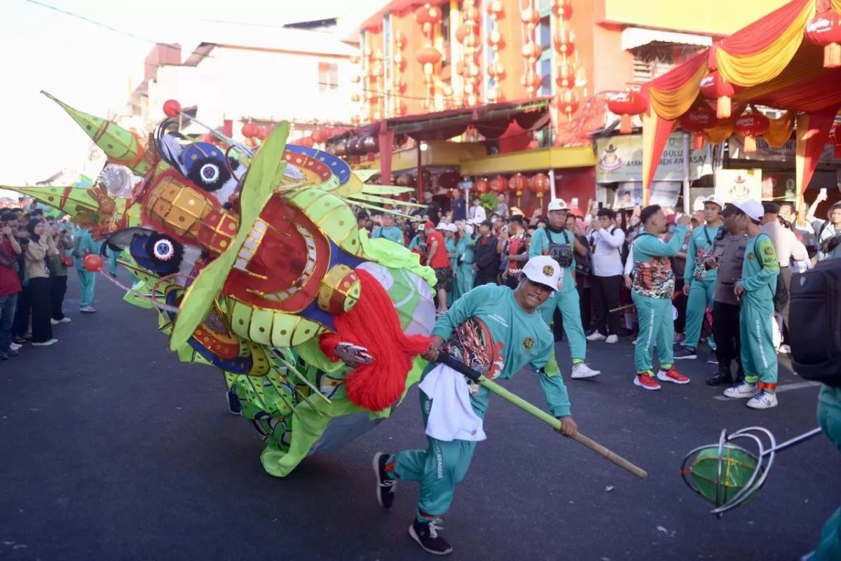 Atraksi peserta ritual naga buka mata memberi penghormatan di Kelenteng Kwan Tie Bio, Kamis (10/2). (Arief Nugroho/Pontianak Post, Jawa Pos) - Image