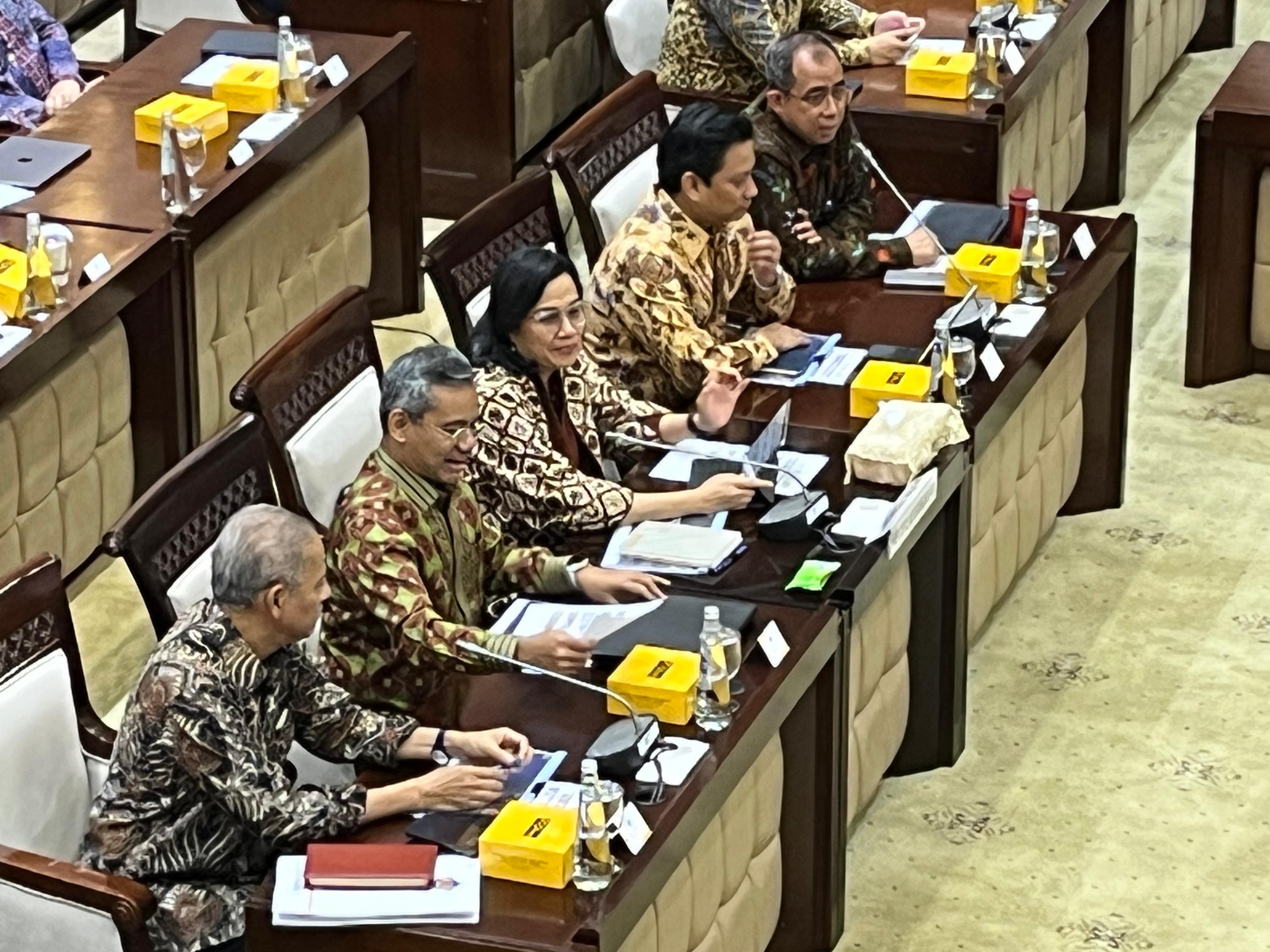 Menkeu Sri Mulyani Indrawati mengikuti rapat dengar pendapat dengan Komisi XI DPR RI, Kamis (13/2). (Dinda Juwita/Jawa Pos) - Image