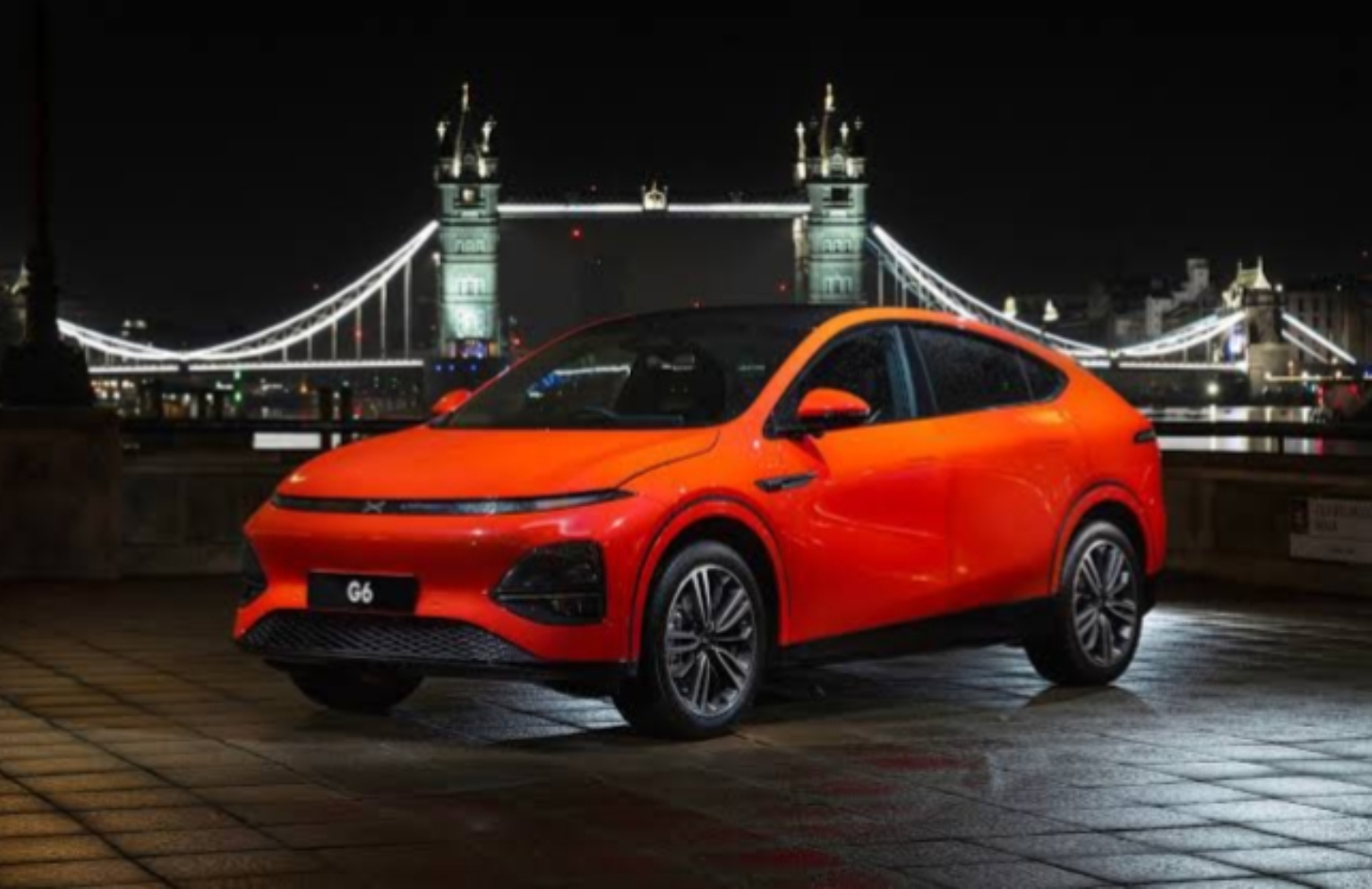 Crossover XPeng G6 dengan latar belakang London Bridge, salah satu ikon London, ibu kota Inggris. (carmagazine.co.uk) - Image