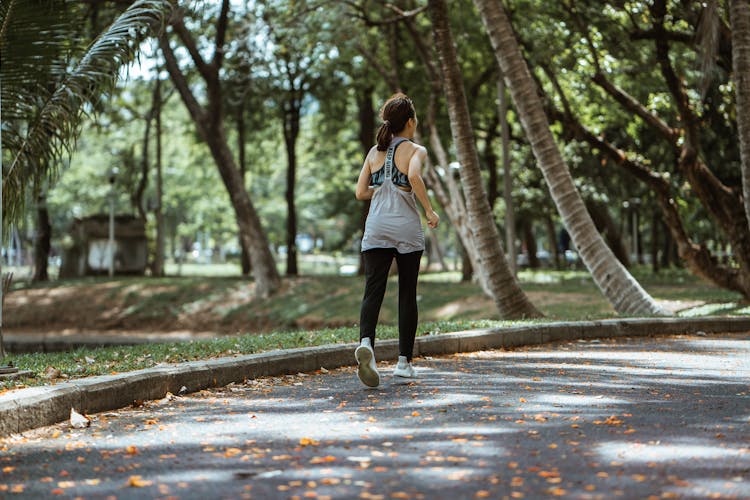lustrasi lari pagi, jogging. (Photo by Ketut Subiyanto/Pexels) - Image