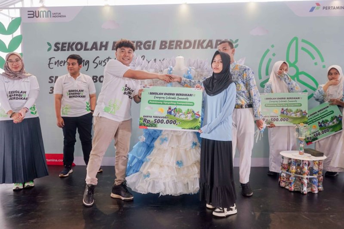 PT Pertamina (Persero) melalui Pertamina Gas menggelar program sekolah energi berdikari di SMPN 5 Bontang, Kalimantan Timur. (ANTARA) - Image