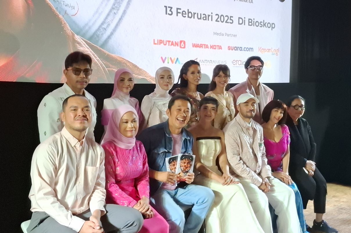Film Cinta Tak Pernah Tepat Waktu digarap rumah produksi Dapur Film dan diperankan sederet aktris ternama, mulai tayang di bioskop pada Kamis (13/2). (Istimewa) - Image