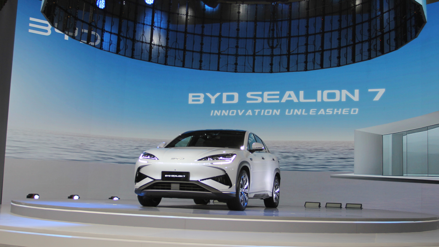 BYD Sealion 7 resmi diperkenalkan untuk pasar otomotif di Indonesia pada IIMS 2025. (Dery Ridwansah/ JawaPos.com) - Image