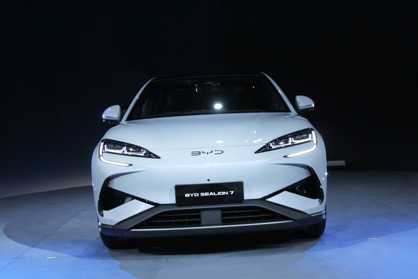 BYD Sealion 7 resmi diperkenalkan untuk pasar otomotif di Indonesia pada IIMS 2025. (Dery Ridwansah/ JawaPos.com) - Image