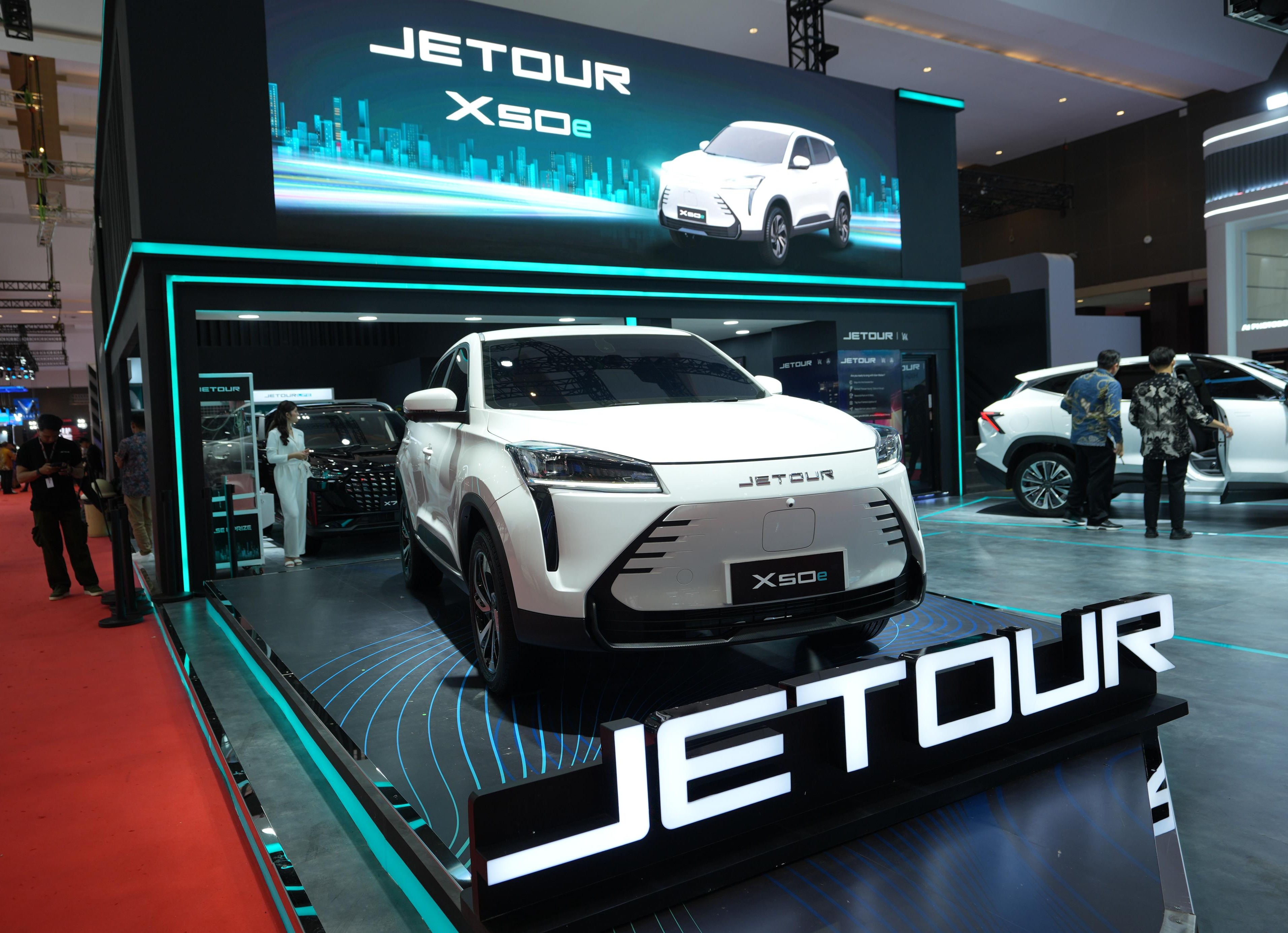 Jetour X50e sebuah SUV listrik yang resmi dipasarkan di IIMS 2025. - Image