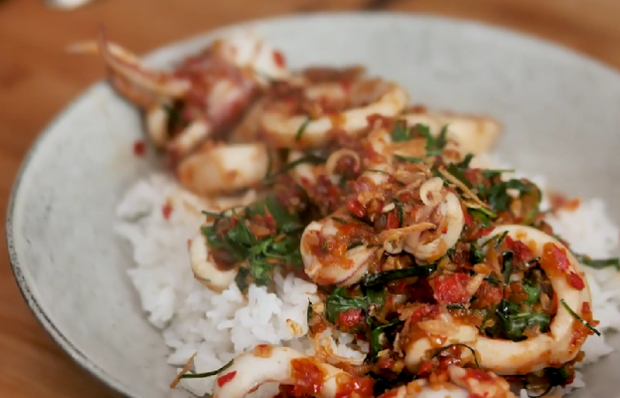 Resep Tumis Cumi Pedas Kemangi yang Lezat dan Menggugah Selera Makan./Tangkap Layar YouTube Ade Koerniawan - Image