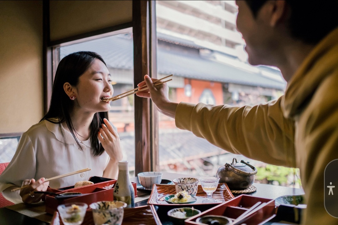 Ilustrasi pasangan yang merayakan hari valentine di restoran Jepang. (Dok. Freepik) - Image