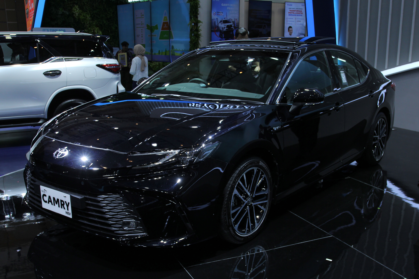 Toyota Camry HEV dirilis di IIMS 2025. (Dery Ridwansah/JawaPos.com)