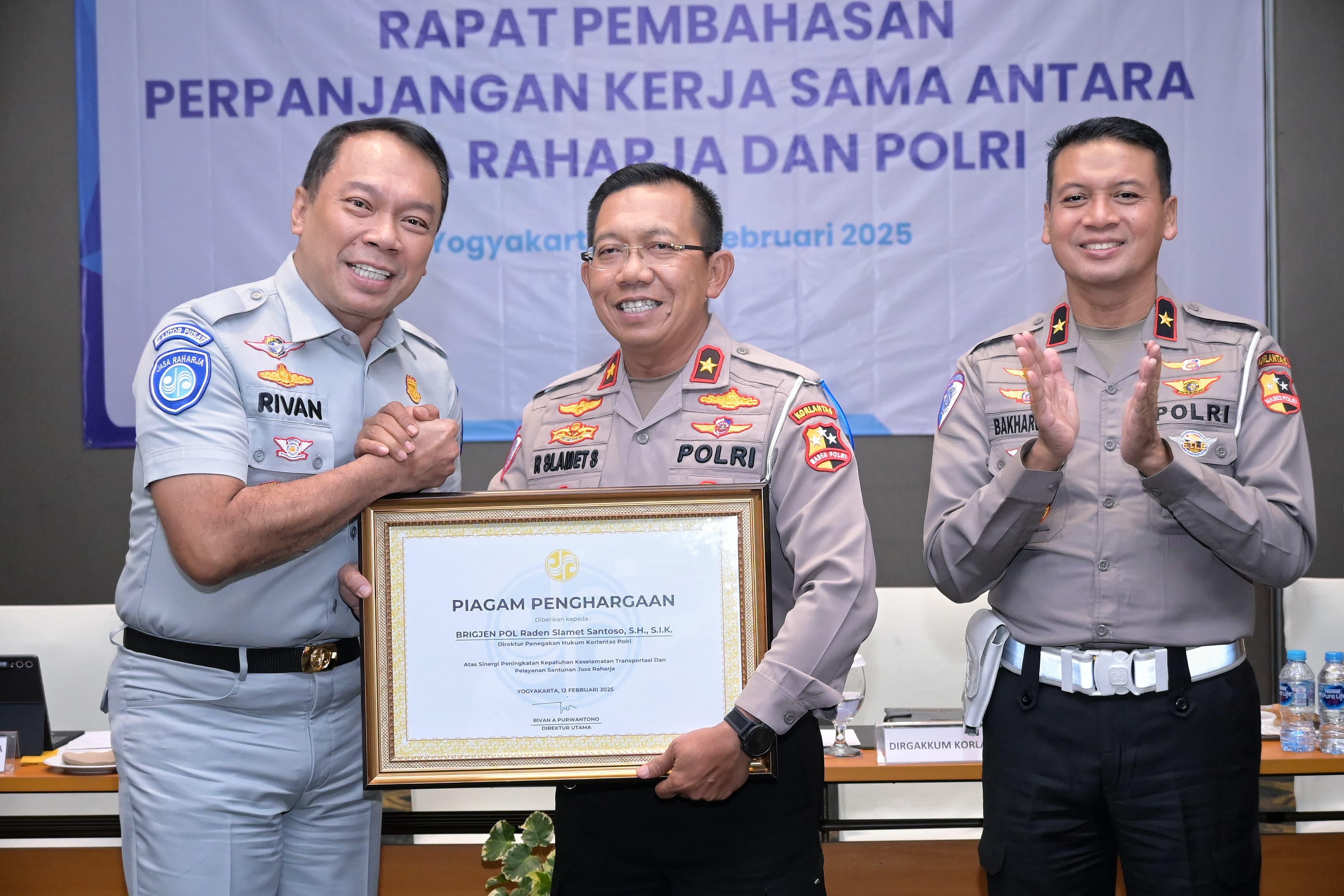 PT Jasa Raharja dan POLRI terus memperkuat sinergisitas dalam memberikan perlindungan dasar kepada masyarakat yang mengalami kecelakaan. (Istimewa) - Image