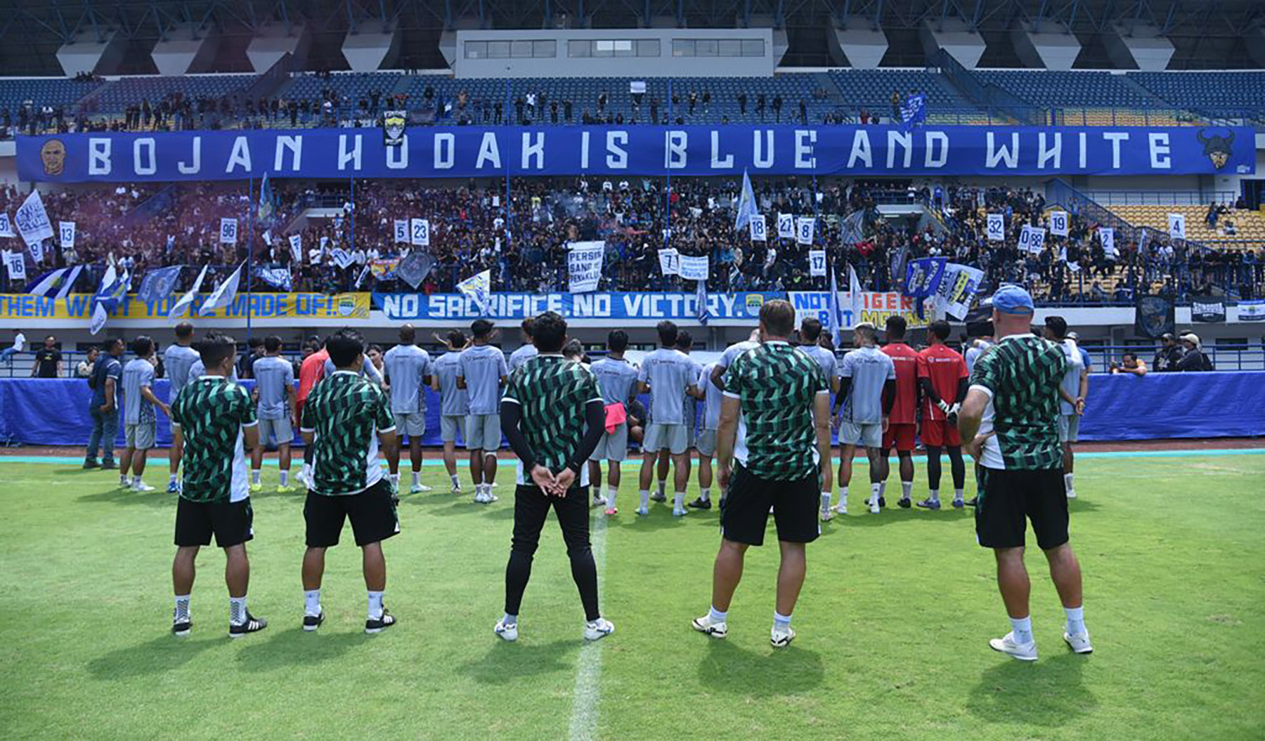 Dukungan Bobotoh pada sesi latihan di Stadion Gelora Bandung Lautan Api (13/1). (Dok.Persib) - Image