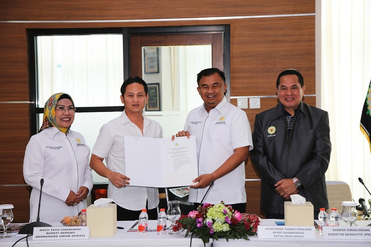 Bupati Trenggalek Mochamad Nur Arifin (kedua dari kiri) menerima SK penunjukan sebagai Pjs. Ketua Umum Apkasi sisa masa bakti 2021-2026. (Istimewa) - Image