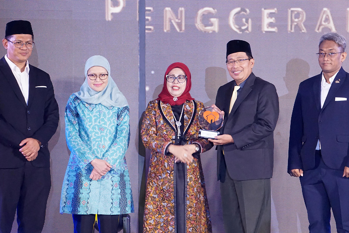 Direktur Pemberdayaan Zakat dan Wakaf Kemenag Waryono Abdul Ghafur (dua dari kanan). (Foto: Humas Kemenag) - Image