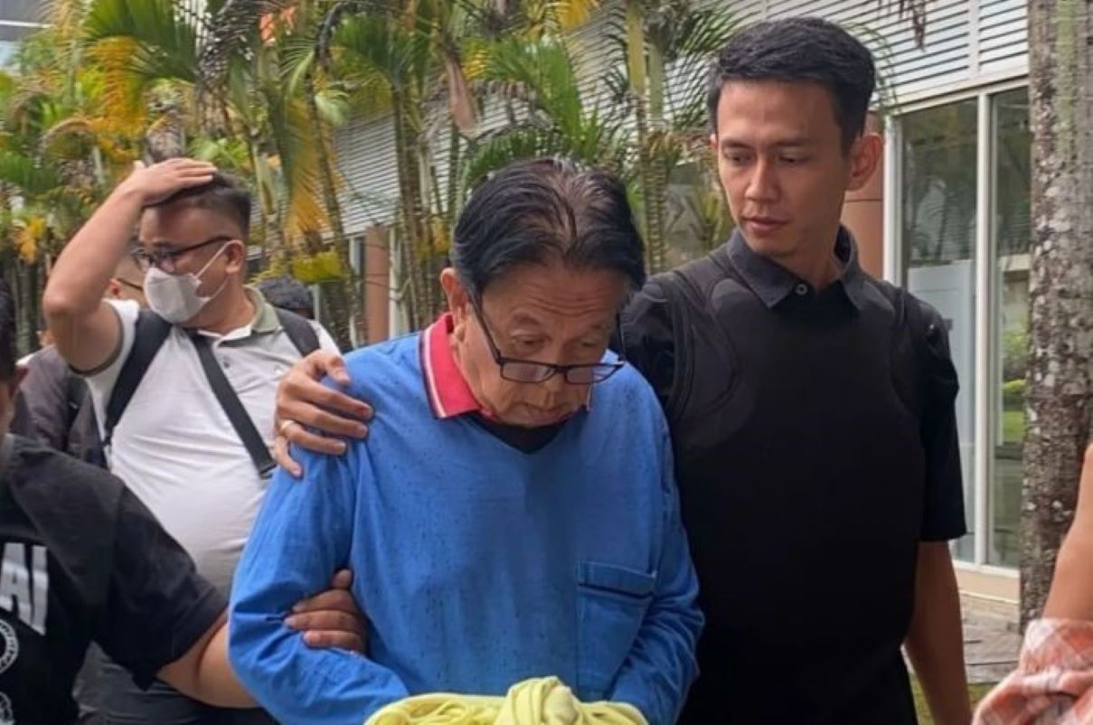Terpidana kasus korupsi kredit macet Nader Taher saat tiba di Bandara Sultan Syarif Kasim II Pekanbaru usai buron 19 tahun lebih. (Annisa Firdausi/Antara) - Image