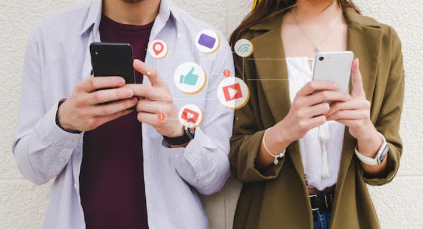 Ilustrasi menggunakan social media. (Freepik) - Image