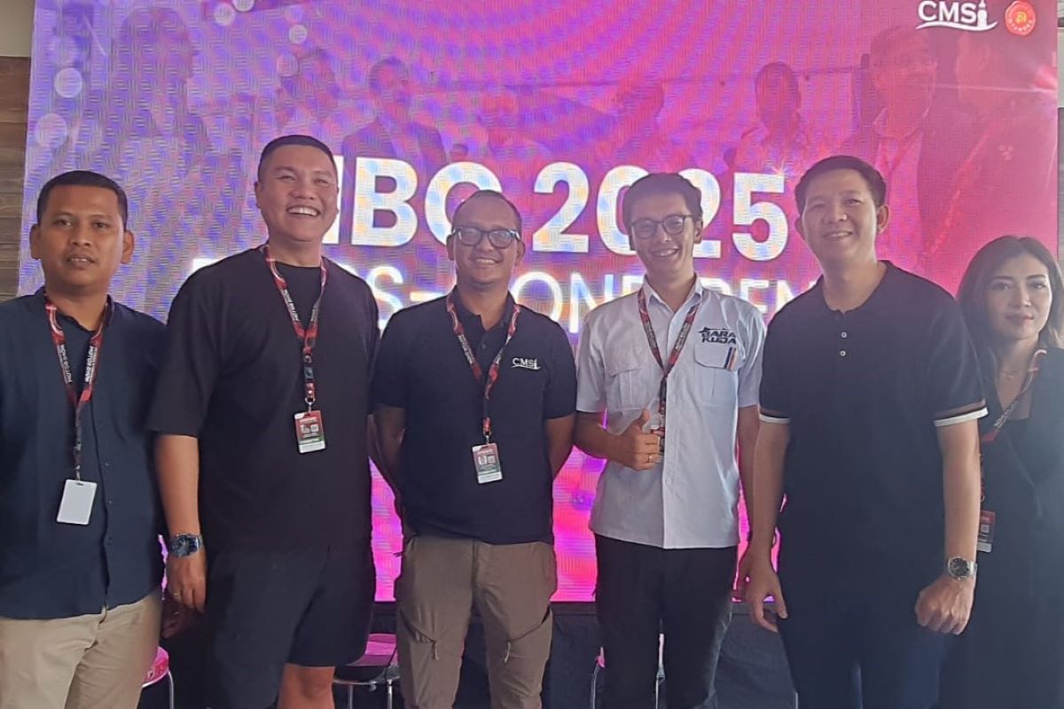 Program Director Indonesia Boating Gathering Nino Krisnan (tiga dari kiri) bersama para exhibitors saat preskon di IIMS, Jakarta, Jumat (14/2). (Istimewa) - Image
