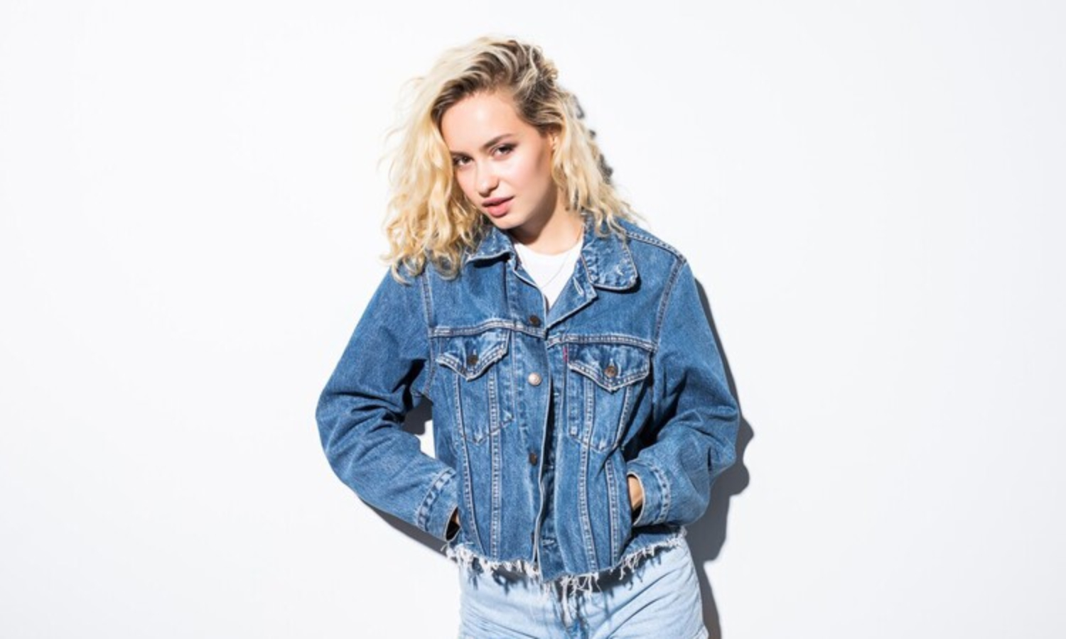 Ilustrasi wanita dengan gaya fashion denim yang modis. (Freepik) - Image