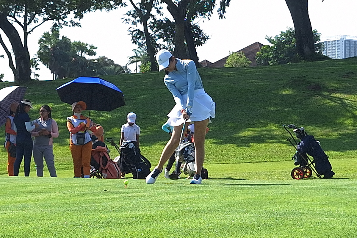 Gerakan pukulan yang dilakukan golfer junior Surabaya AAA Shymphony Cinta Darmawan dalam Piala Walikota Surabaya 2024. (Foto: Narendra Prasetya/Jawa Pos) - Image