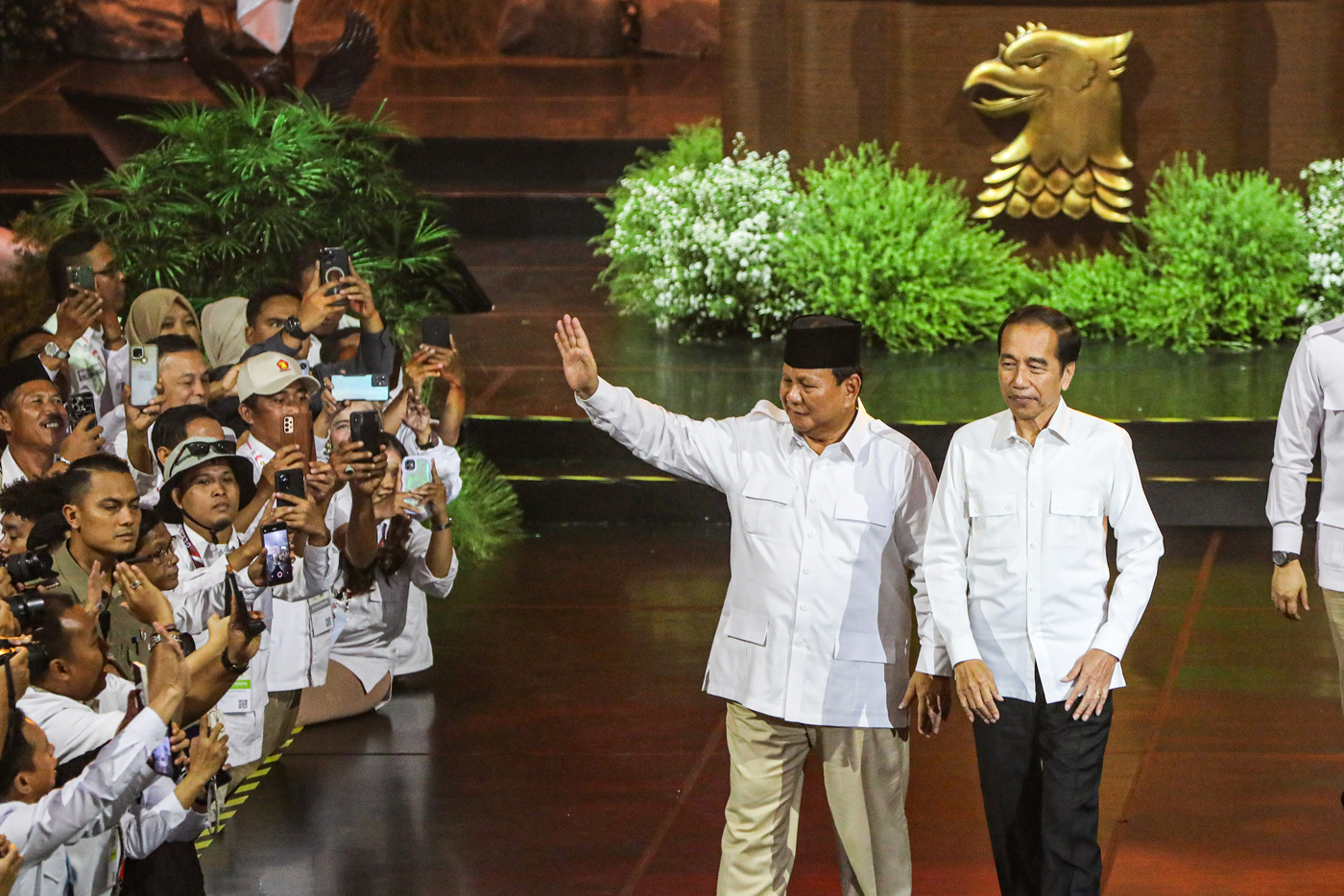Presiden Prabowo Subianto (kiri) yang juga Ketua Umum Partai Gerindra berjabat tangan dengan Presiden ke-7 Joko Widodo (kanan) menghadiri perayaan HUT ke-17 Partai Gerindra di Sentul International Convention Center, Bogor, Jawa Barat, Sabtu (15/2/2025). ( - Image